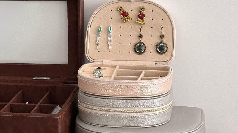 The Modern Professional's Secret: Effortless Mornings with These Smart Jewelry Storage Solutions