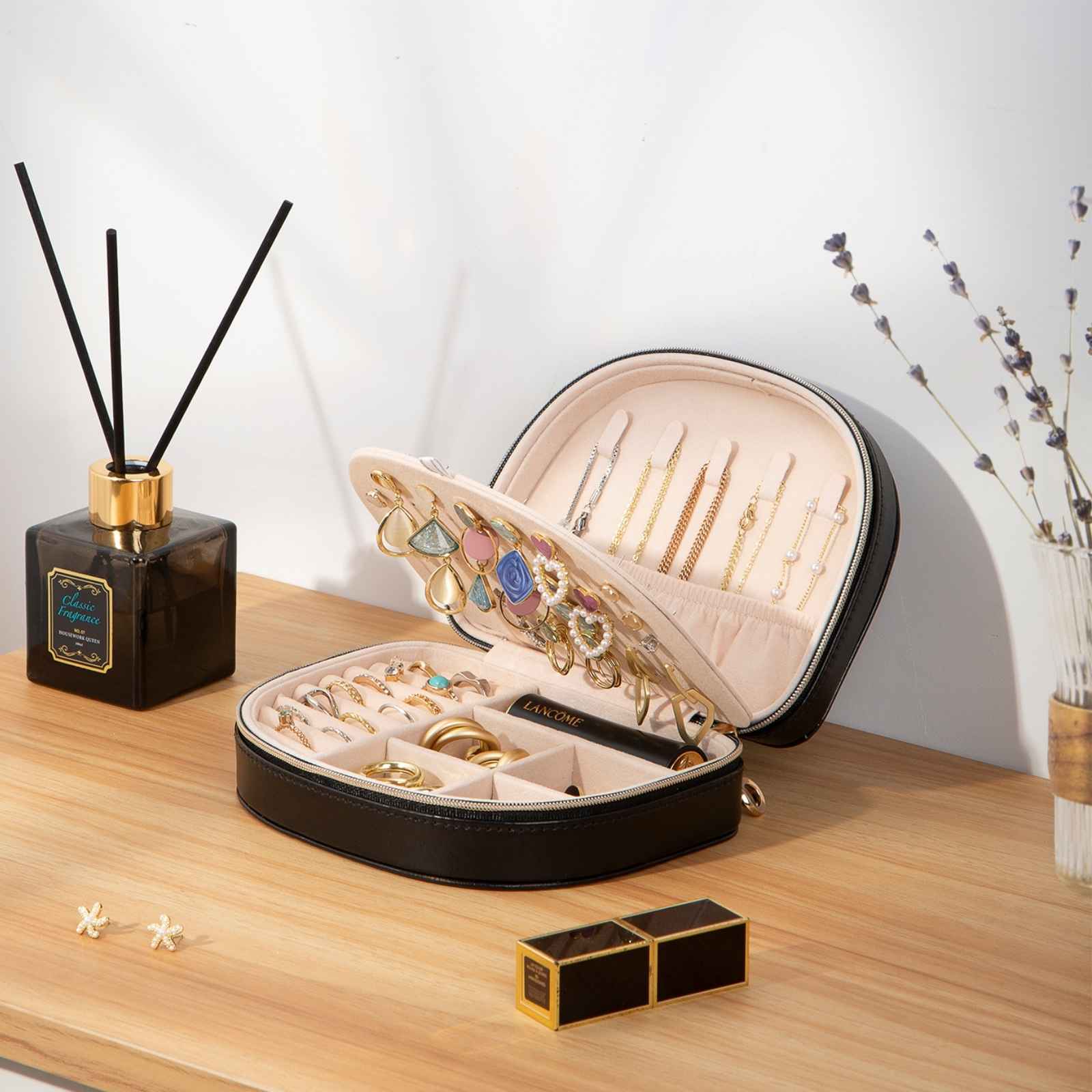 Pequeño estuche portátil para joyas con forma de concha marina 