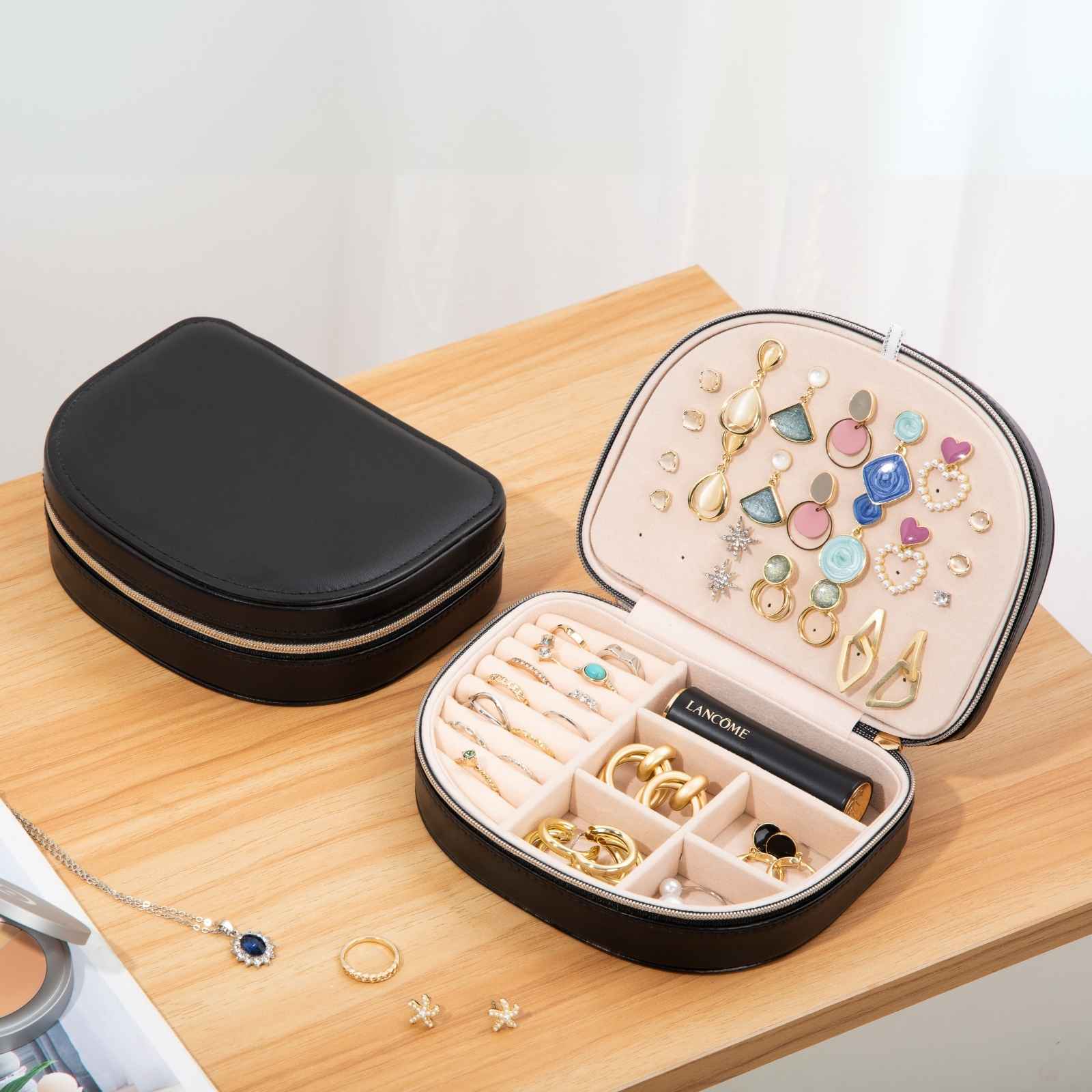 Pequeño estuche portátil para joyas con forma de concha marina 