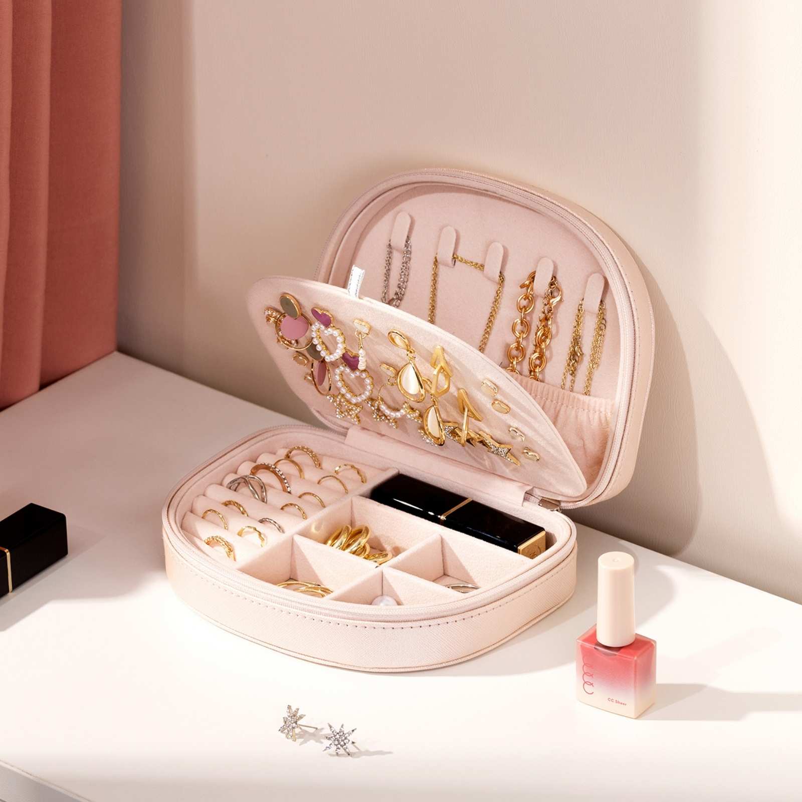 Pequeño estuche portátil para joyas con forma de concha marina 