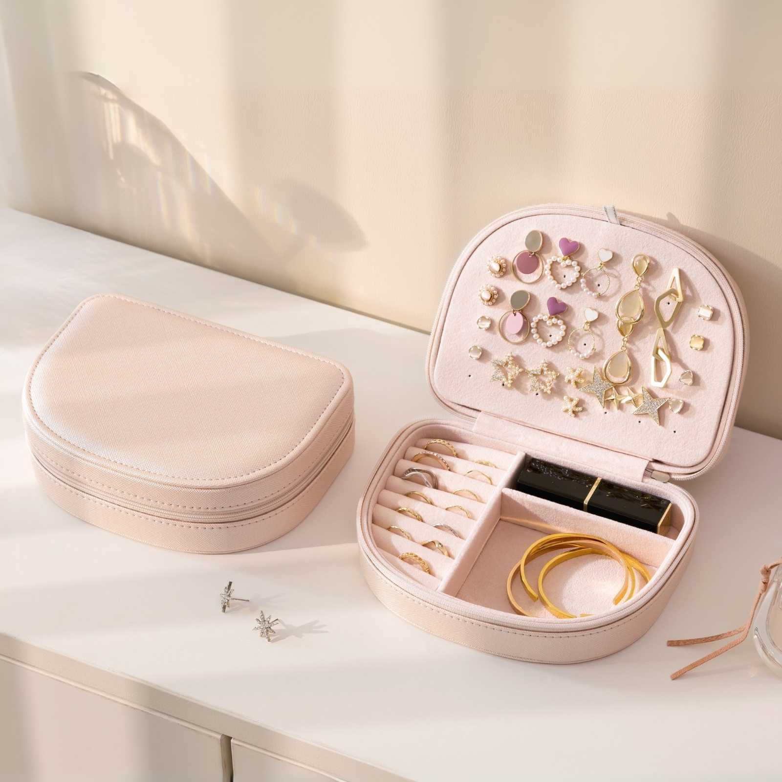 Pequeño estuche portátil para joyas con forma de concha marina 