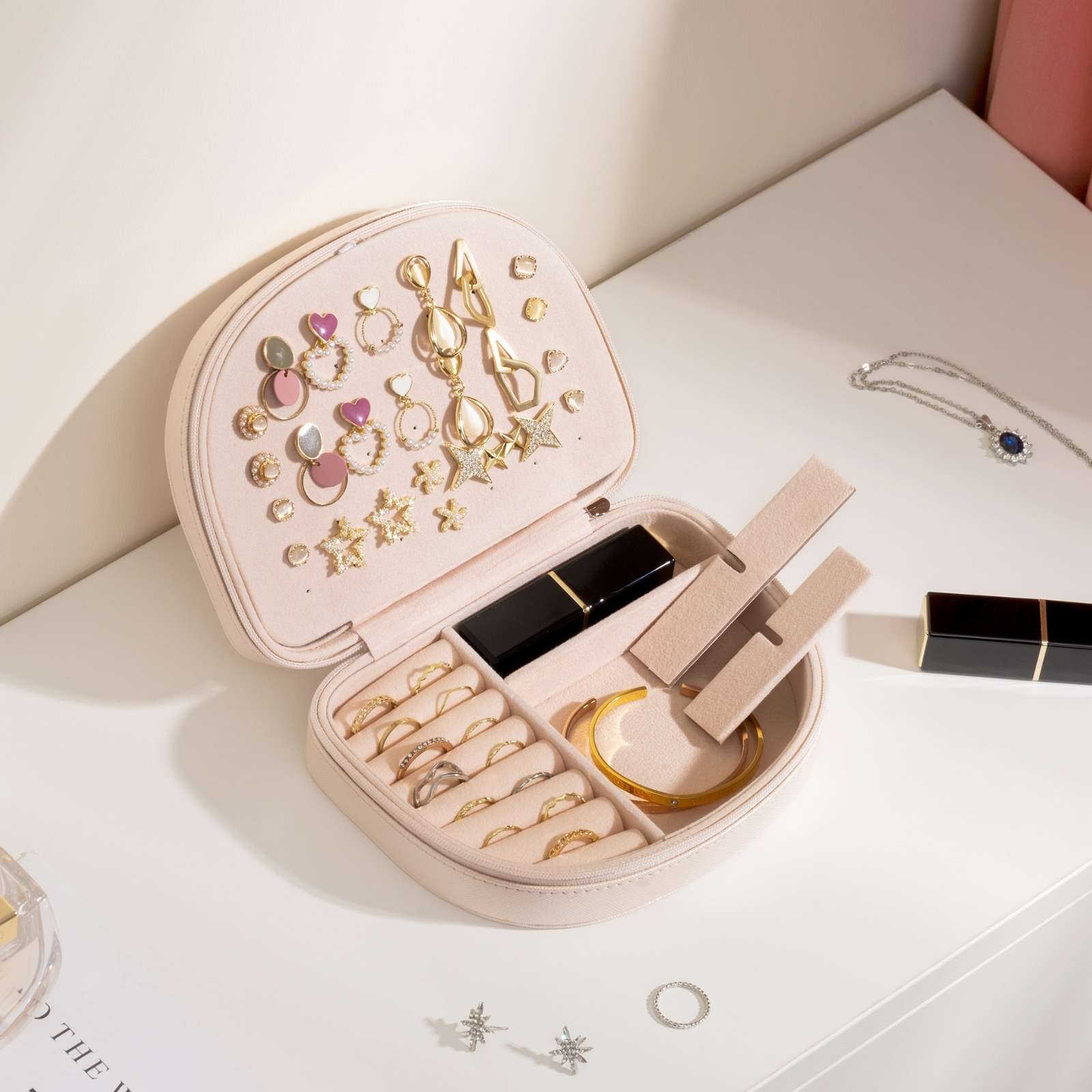 Pequeño estuche portátil para joyas con forma de concha marina 