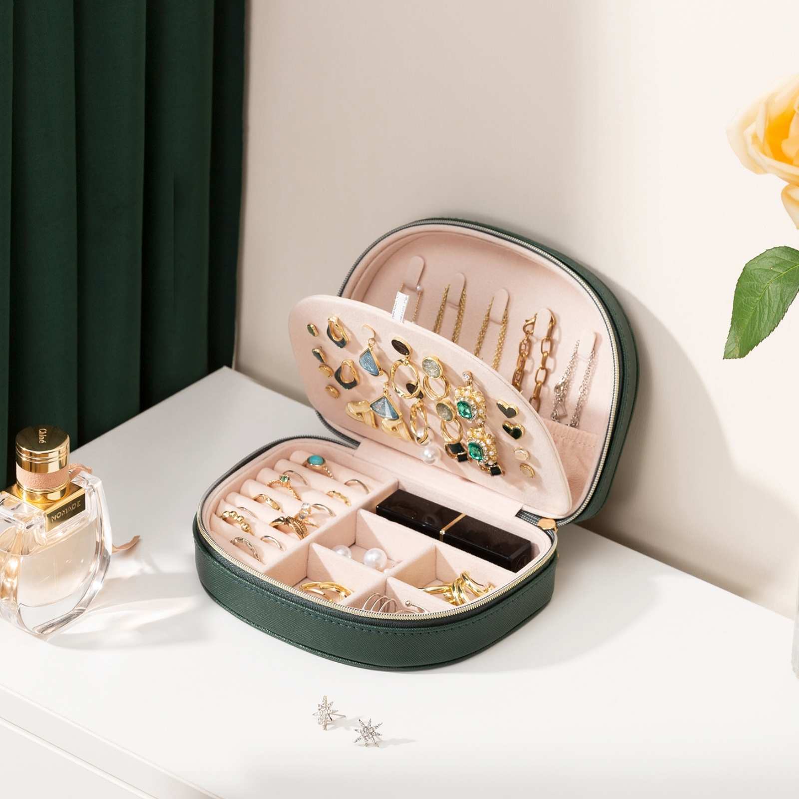 Pequeño estuche portátil para joyas con forma de concha marina 