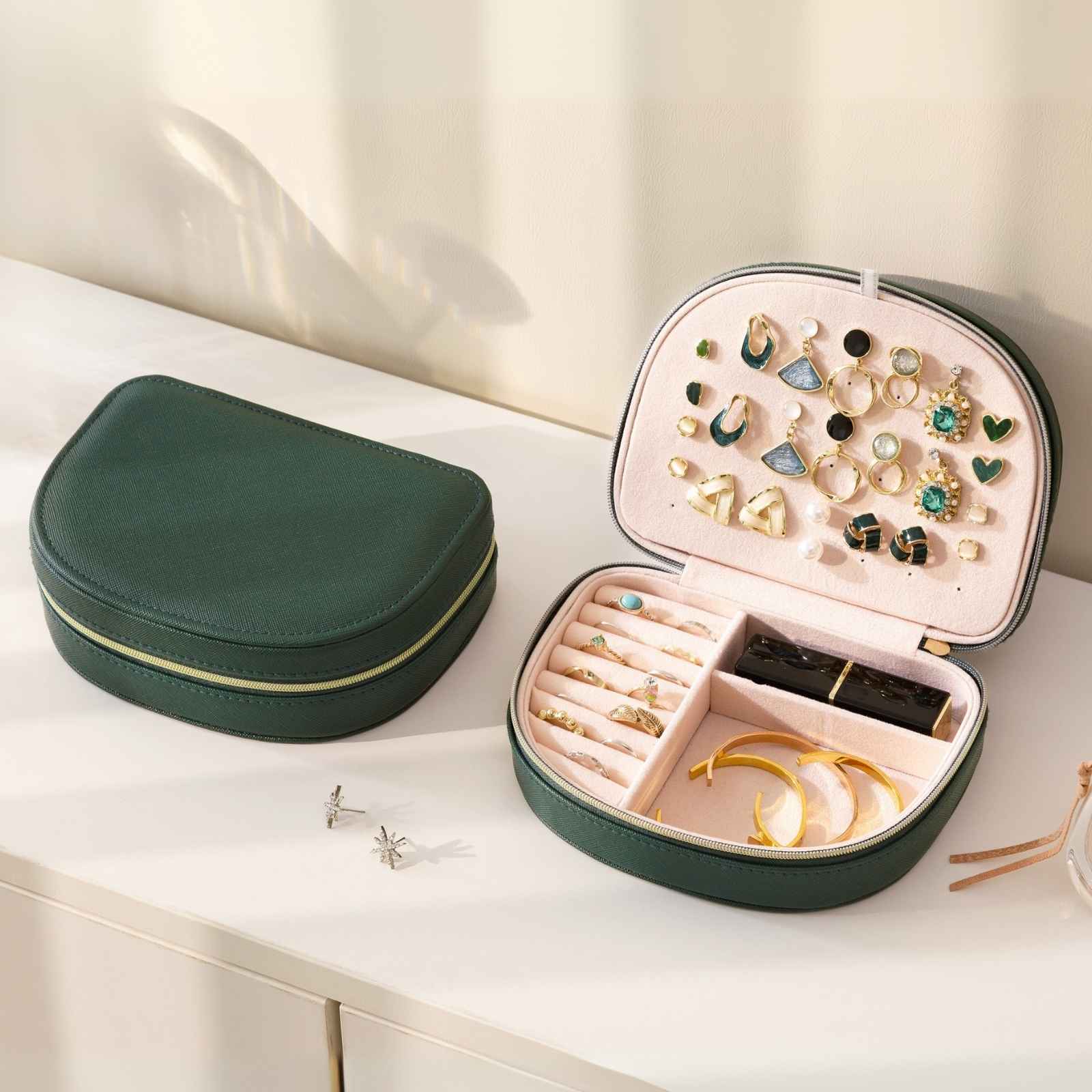 Pequeño estuche portátil para joyas con forma de concha marina 
