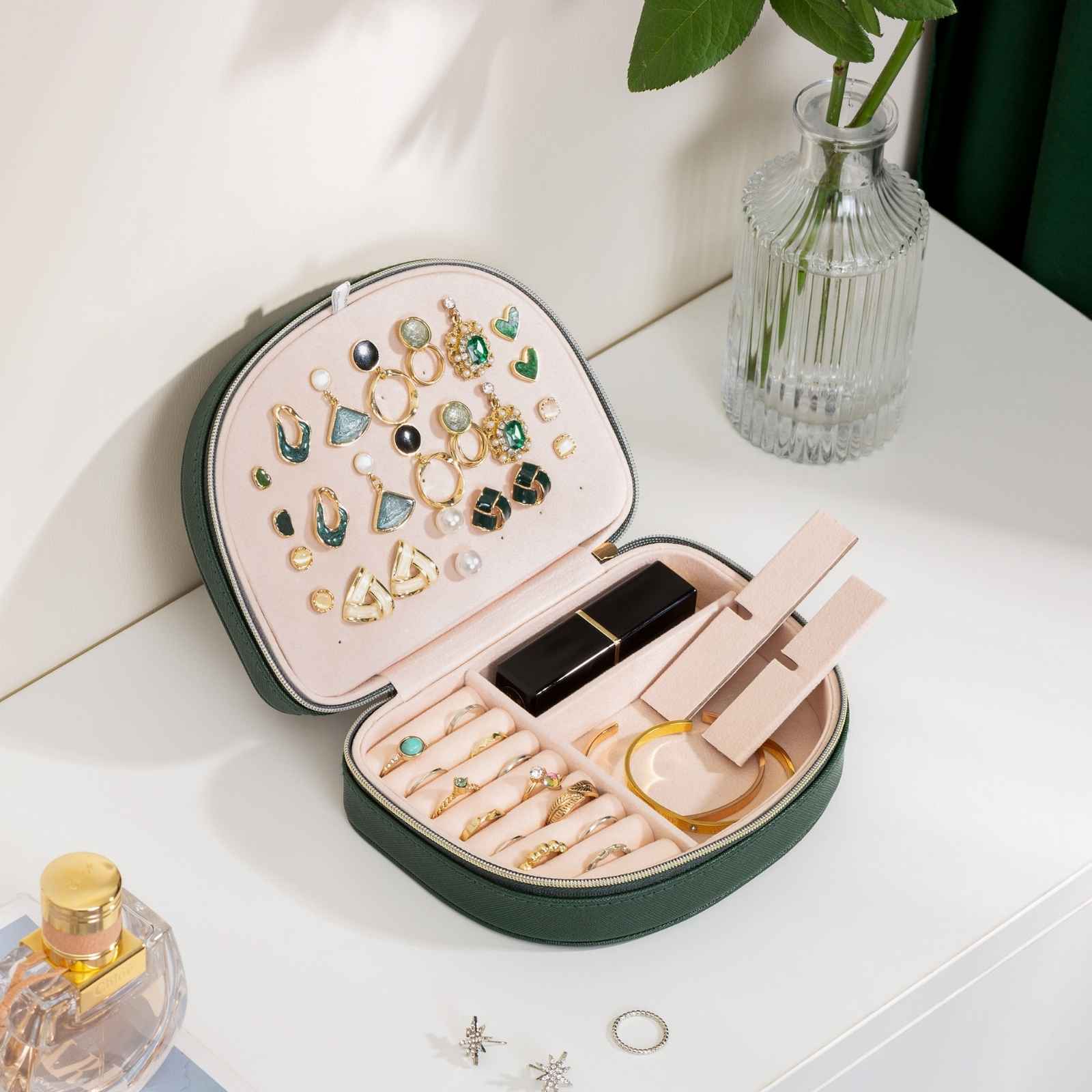Pequeño estuche portátil para joyas con forma de concha marina 