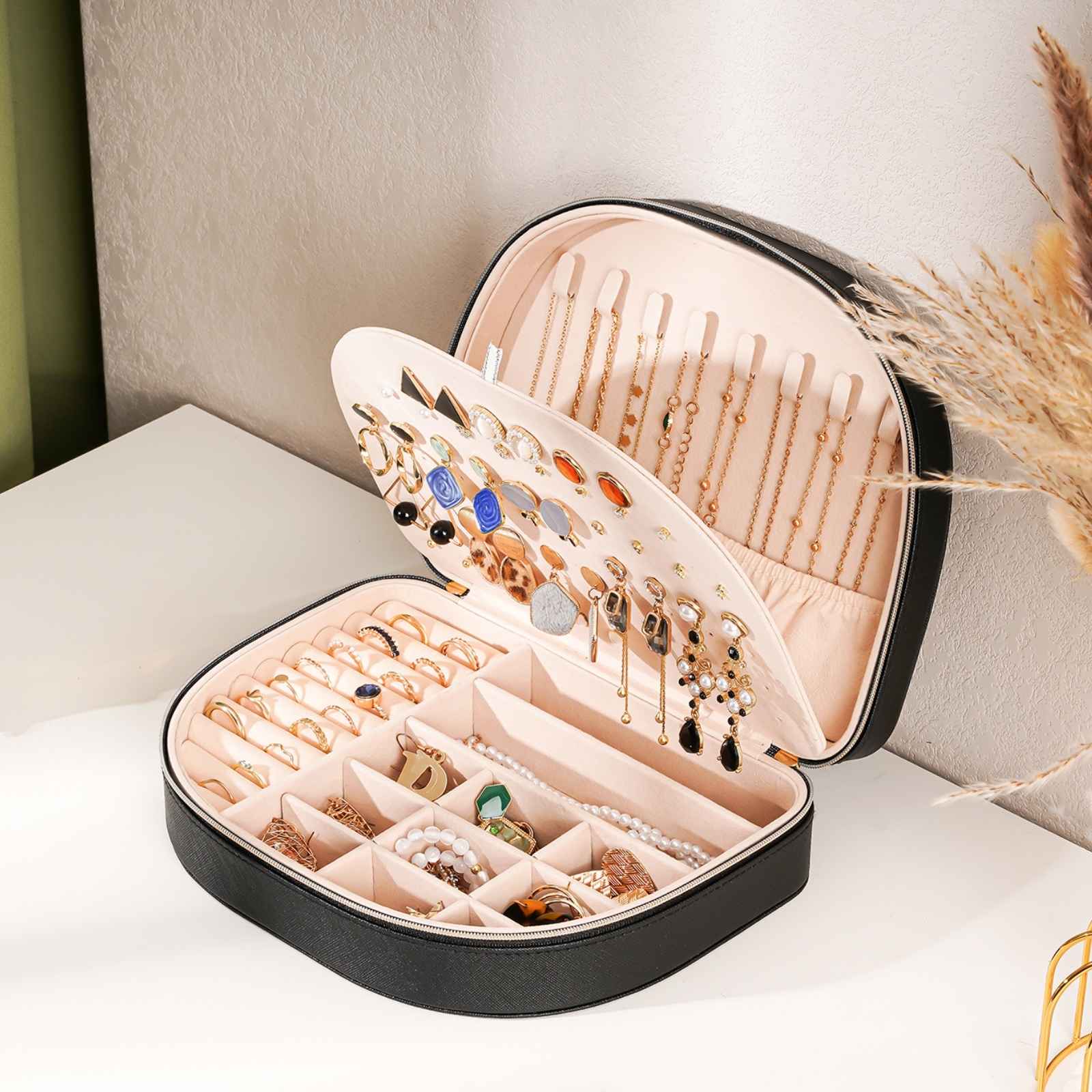 Pequeño estuche portátil para joyas con forma de concha marina 