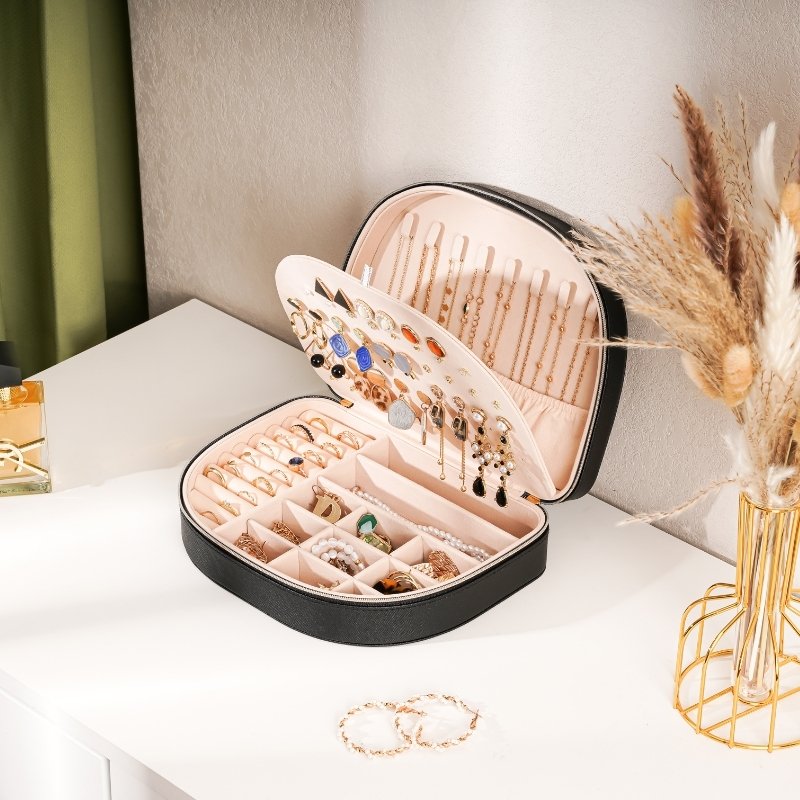 Small Seashell-shaped Travel Jewelry Box