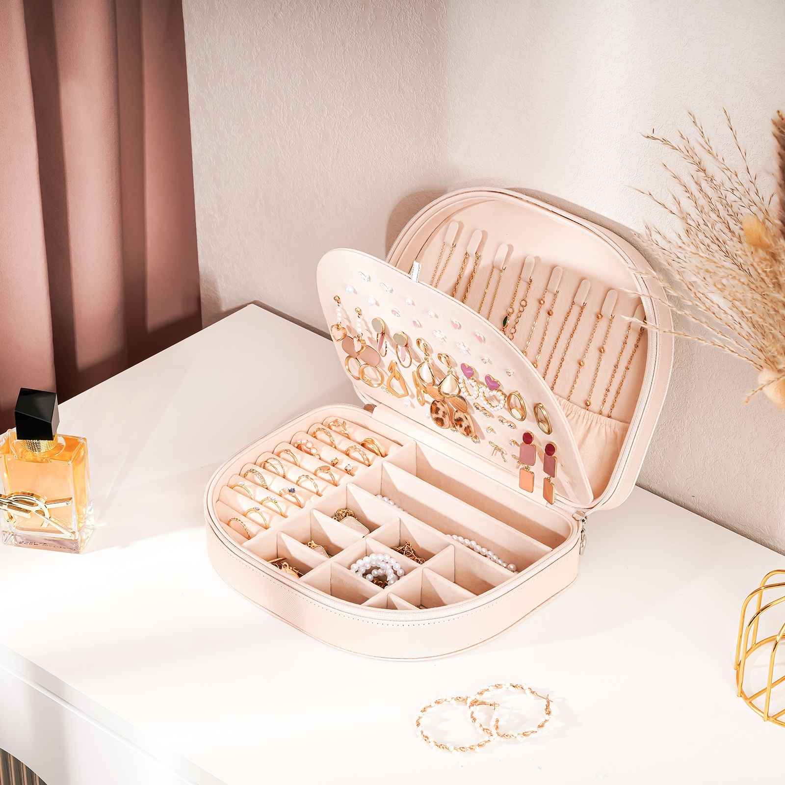 Pequeño estuche portátil para joyas con forma de concha marina 