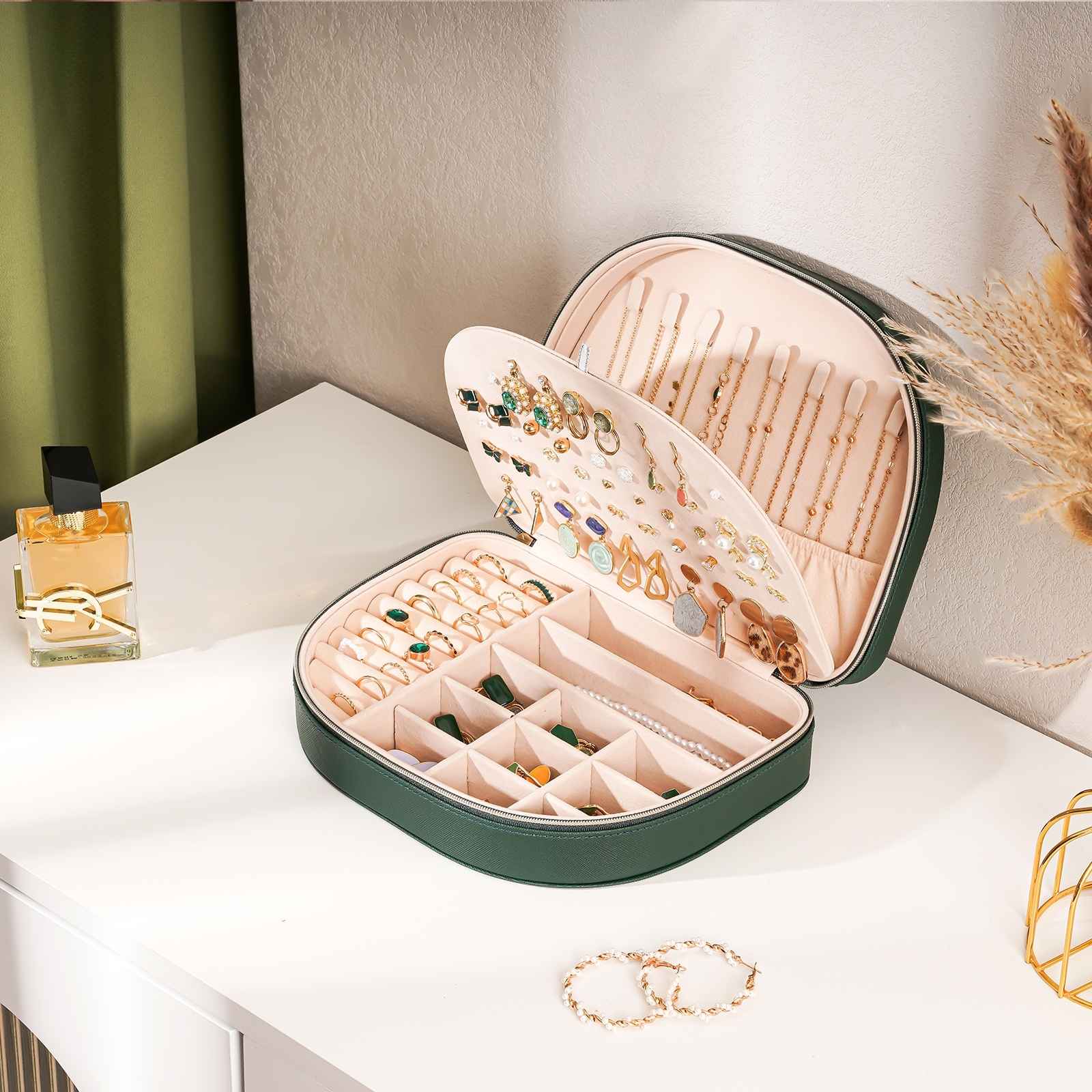 Pequeño estuche portátil para joyas con forma de concha marina 