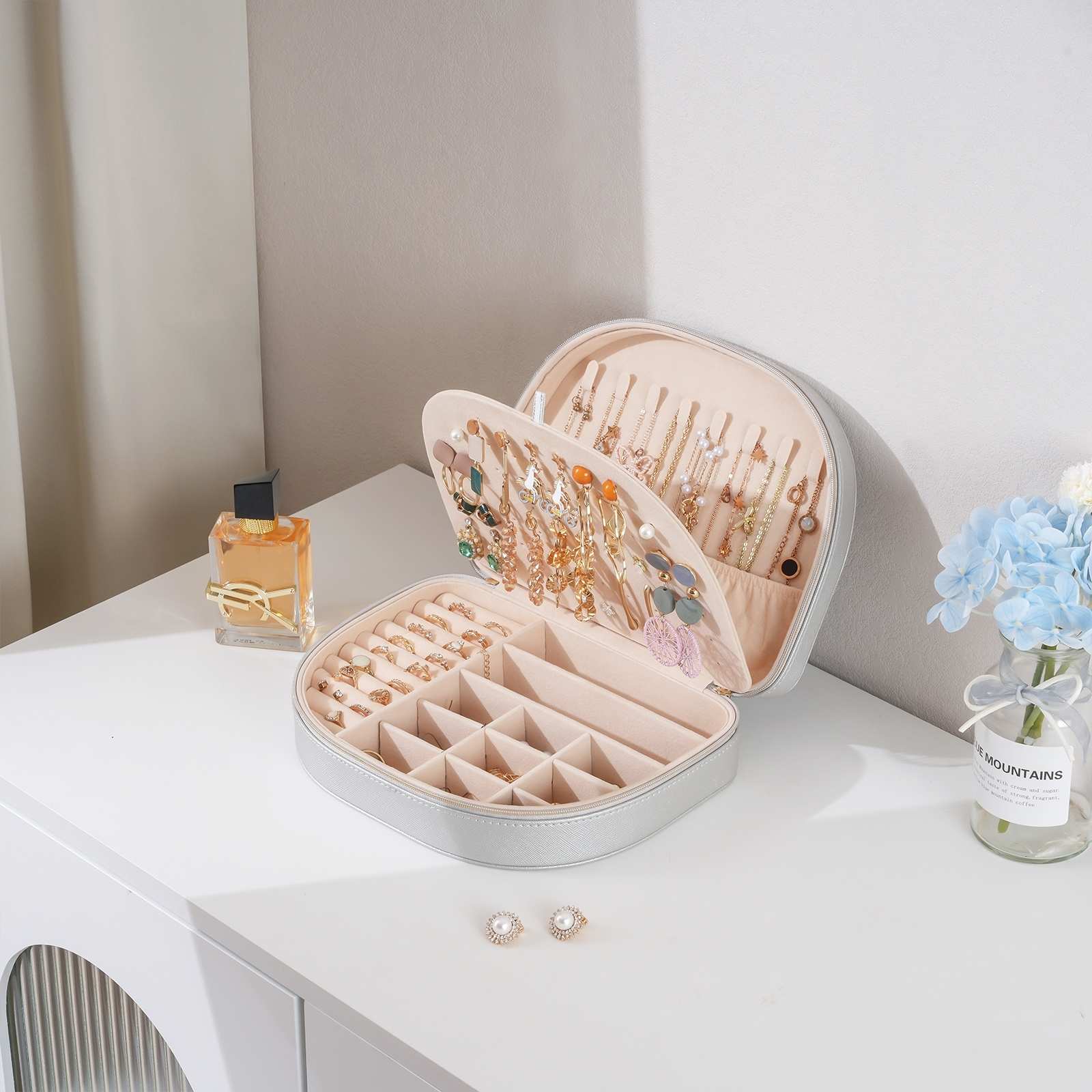 Pequeño estuche portátil para joyas con forma de concha marina 