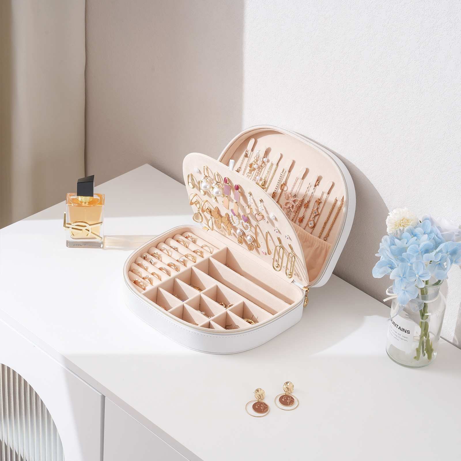 Pequeño estuche portátil para joyas con forma de concha marina 
