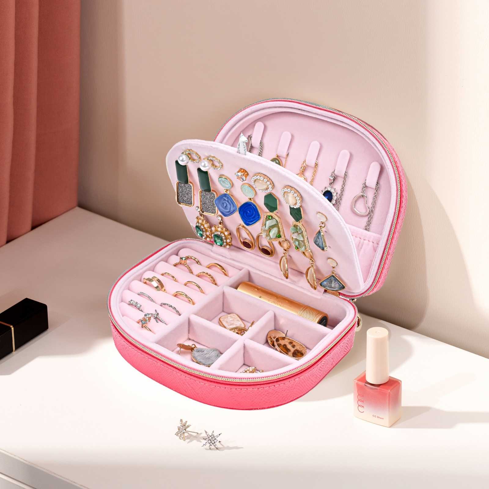 Pequeño estuche portátil para joyas con forma de concha marina 