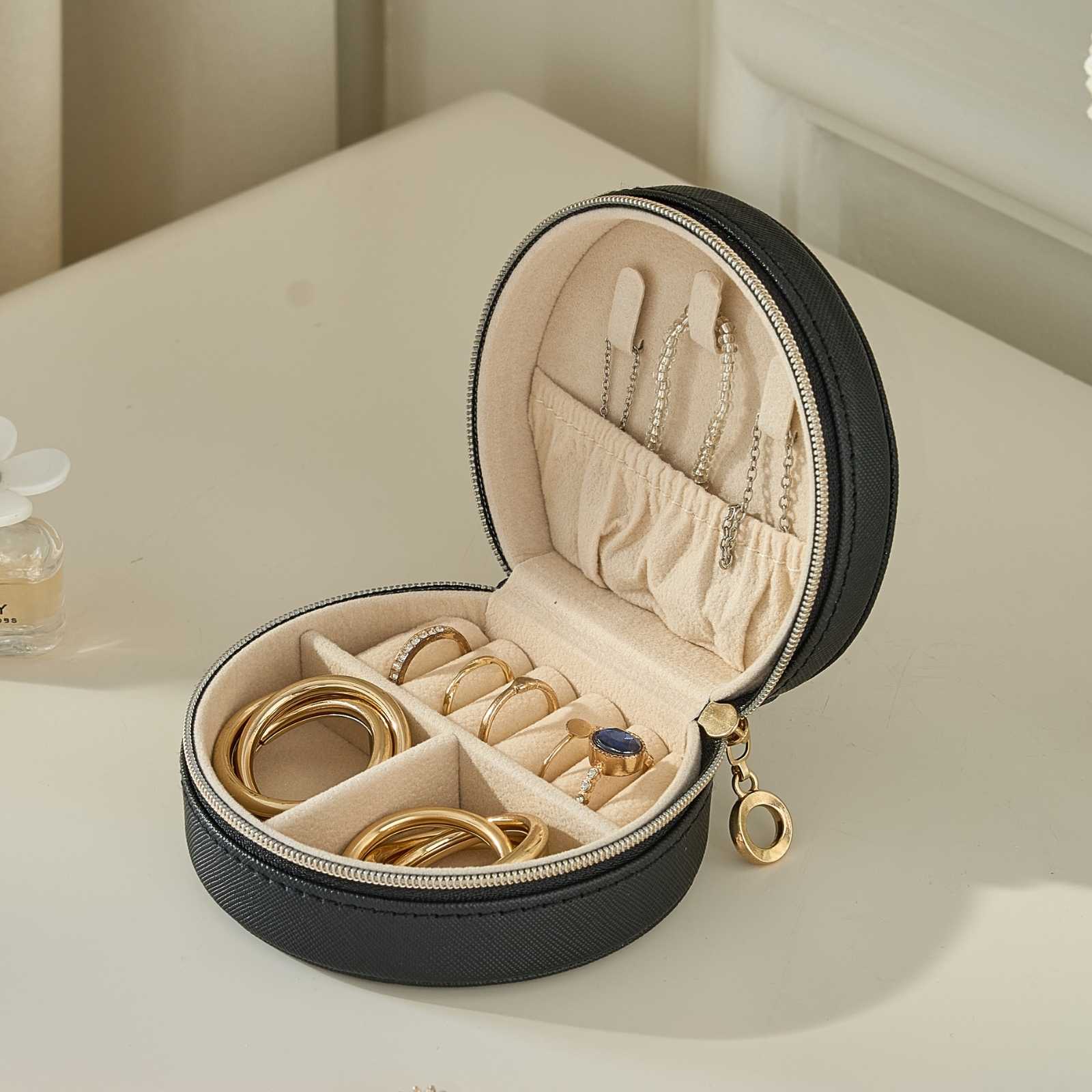 Pequeño estuche portátil para joyas con forma de concha marina 