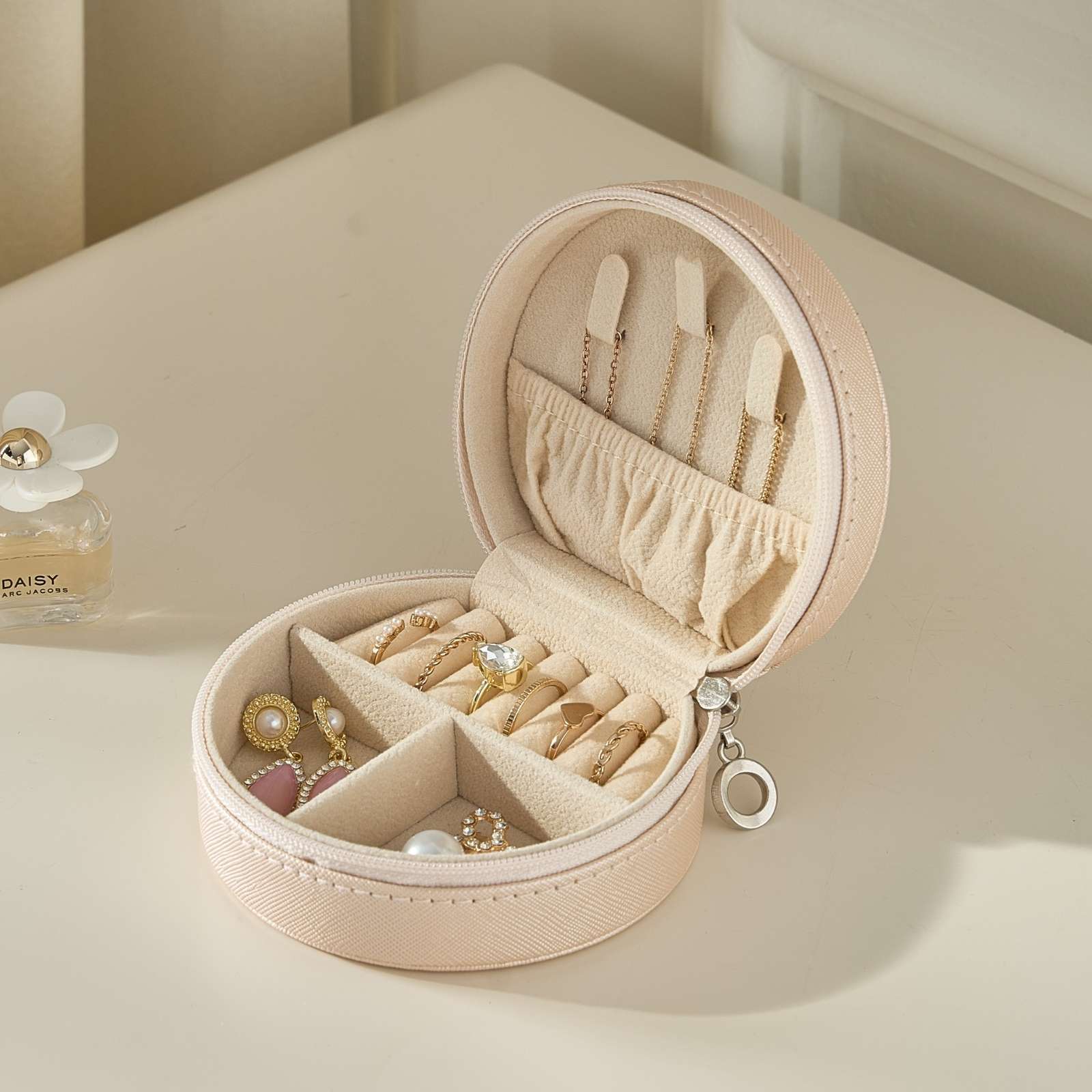 Pequeño estuche portátil para joyas con forma de concha marina 