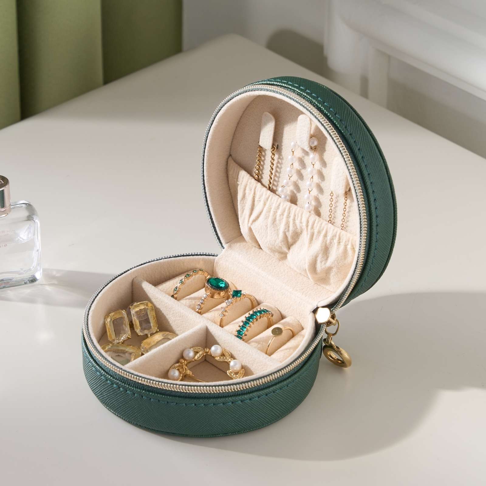 Pequeño estuche portátil para joyas con forma de concha marina 