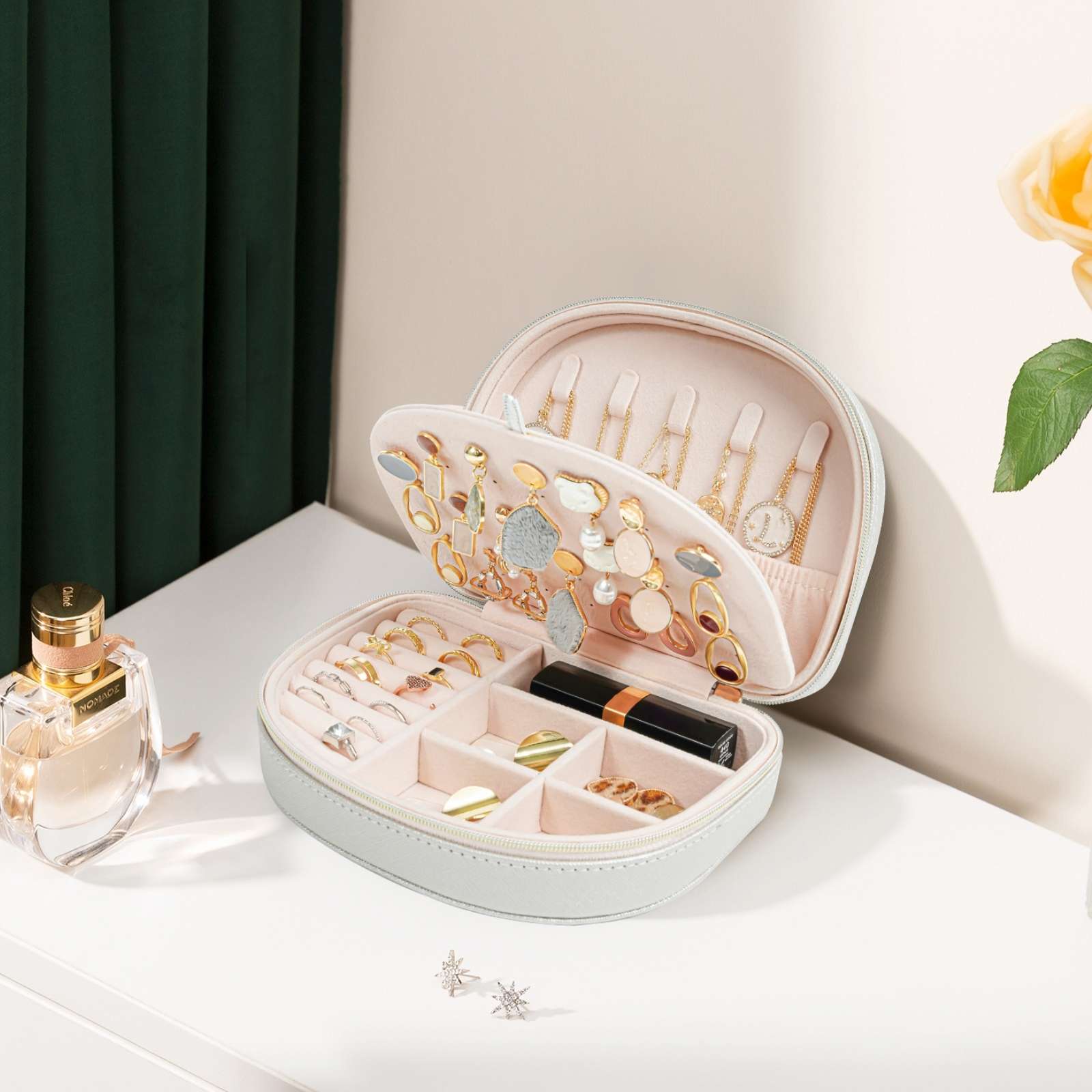 Pequeño estuche portátil para joyas con forma de concha marina 
