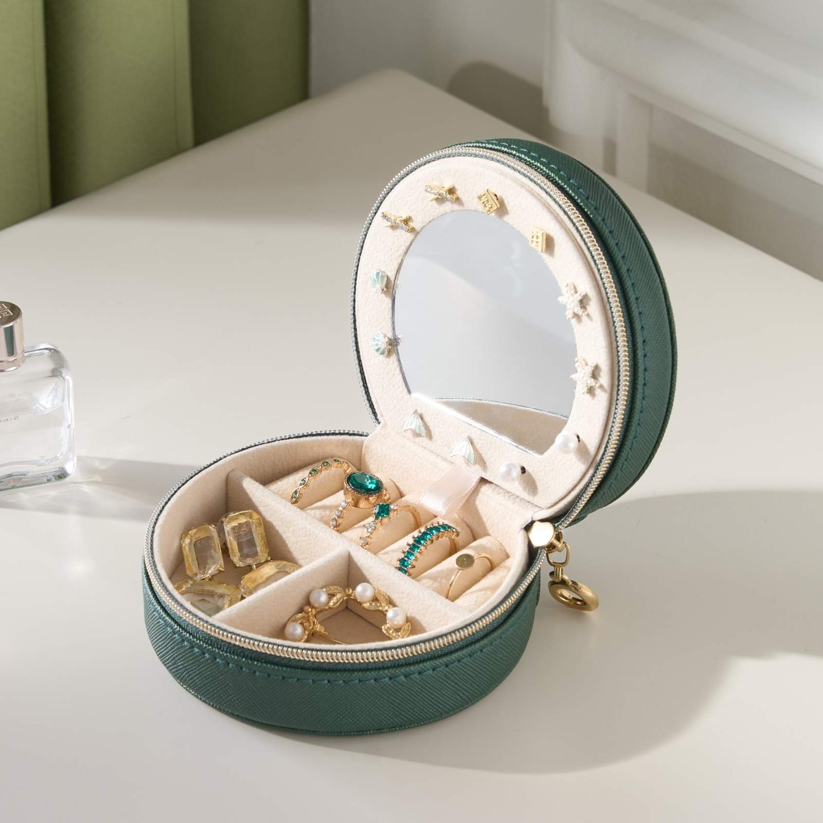 Pequeño estuche portátil para joyas con forma de concha marina 