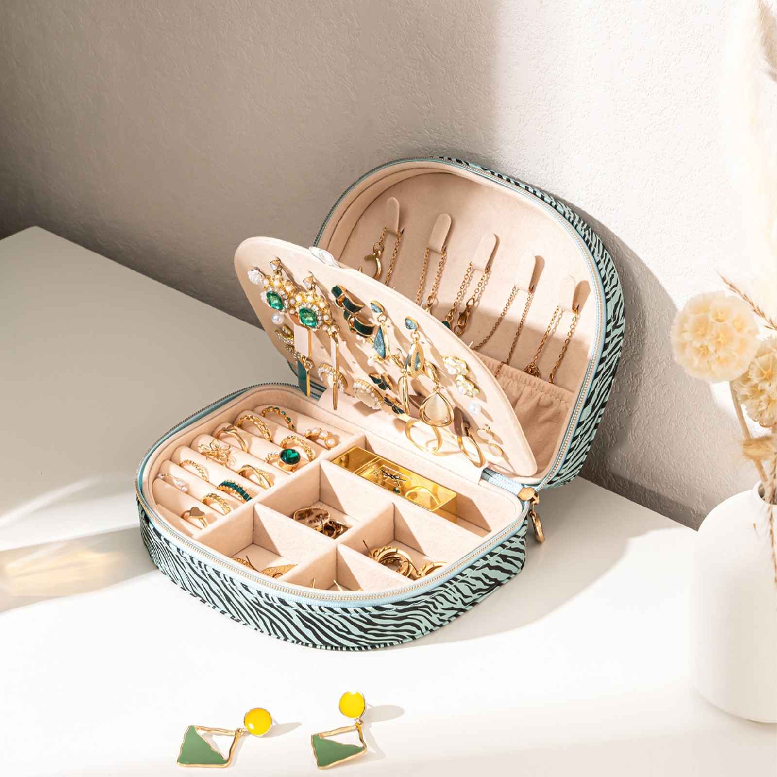 Pequeño estuche portátil para joyas con forma de concha marina 