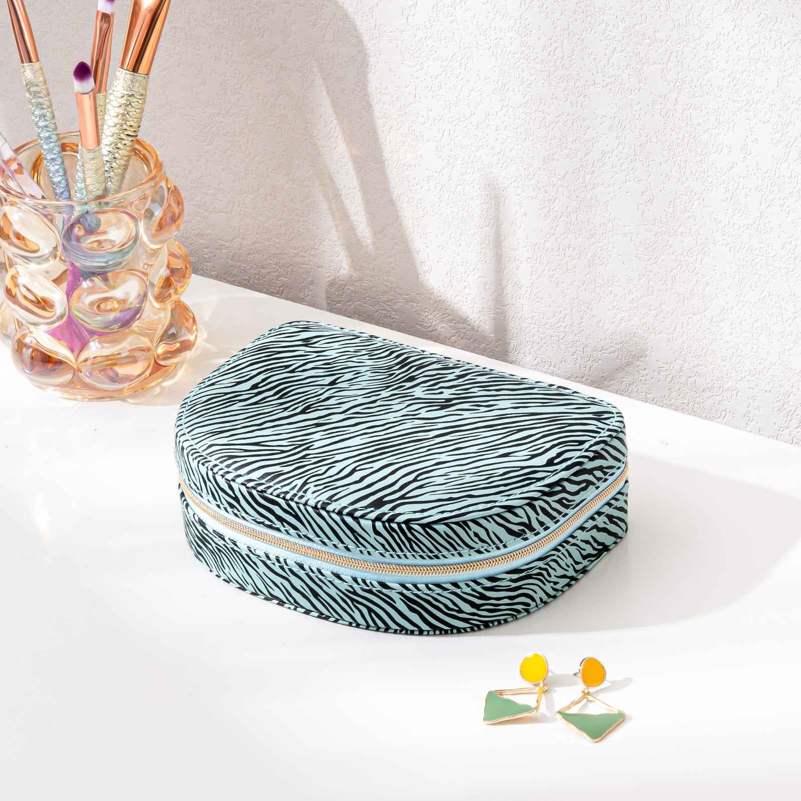 Pequeño estuche portátil para joyas con forma de concha marina 